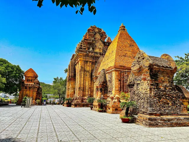 Ăn gì, chơi gì gần Mường Thanh Viễn Triều? Hòn Chồng, Tháp Bà & hơn thế